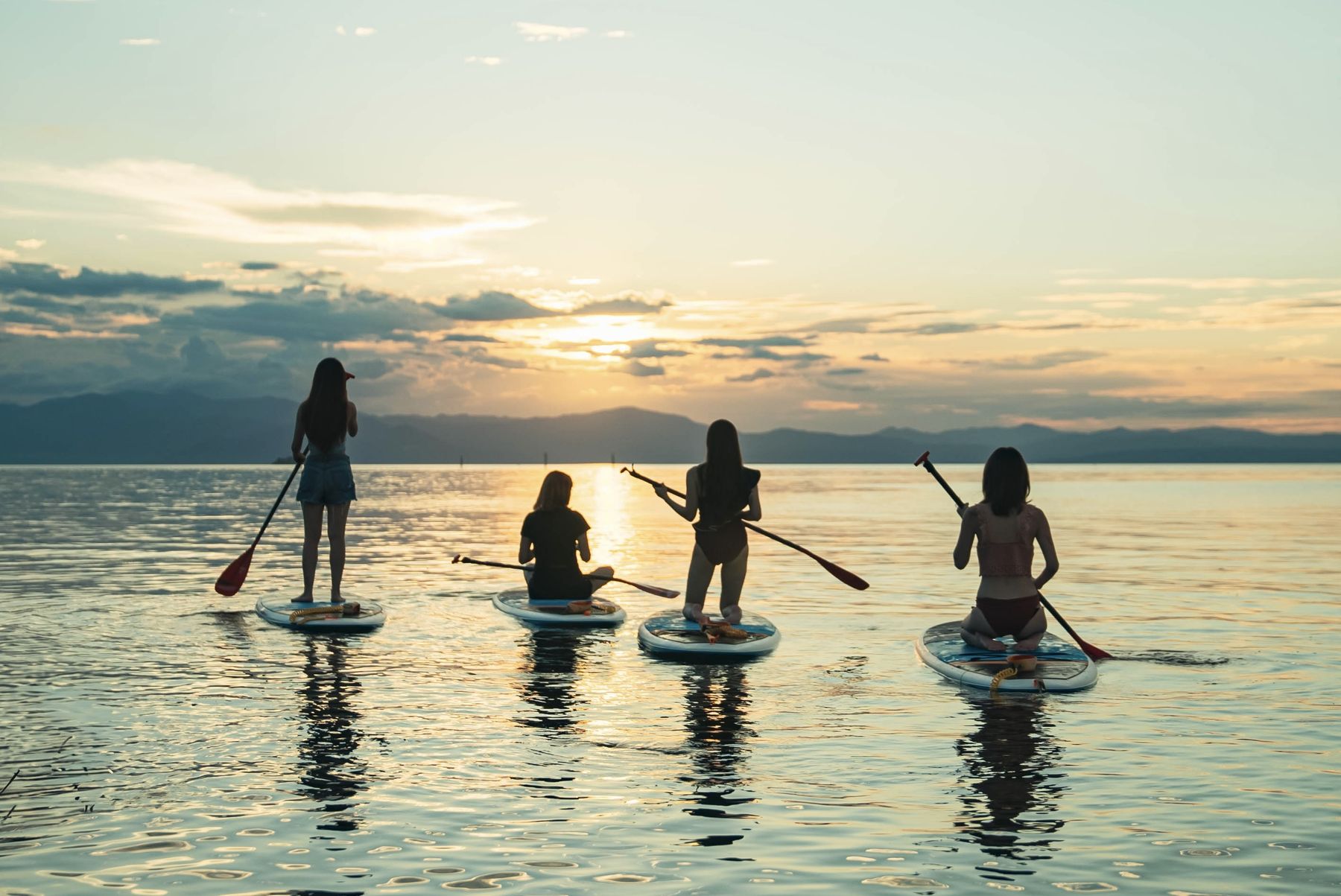 夕暮れのびわ湖でSUPを楽しむ人々